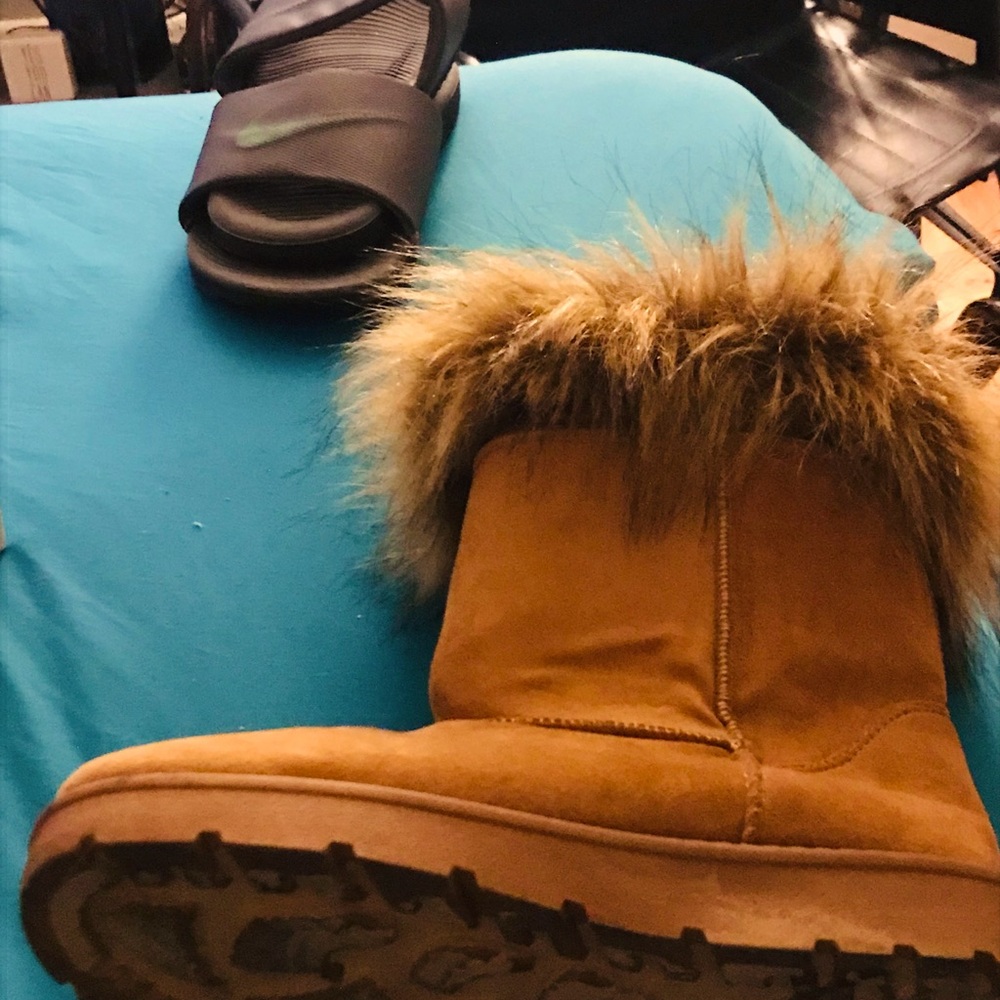 Rogue brand, size7/8, worn 3 times butter color with fur with a tint of black